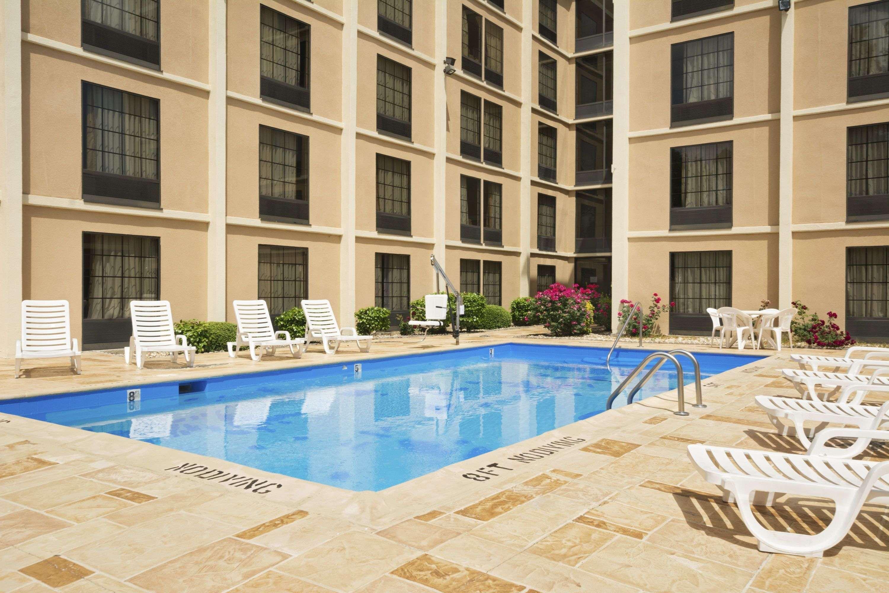 Days Inn By Wyndham Rome Downtown Exterior photo